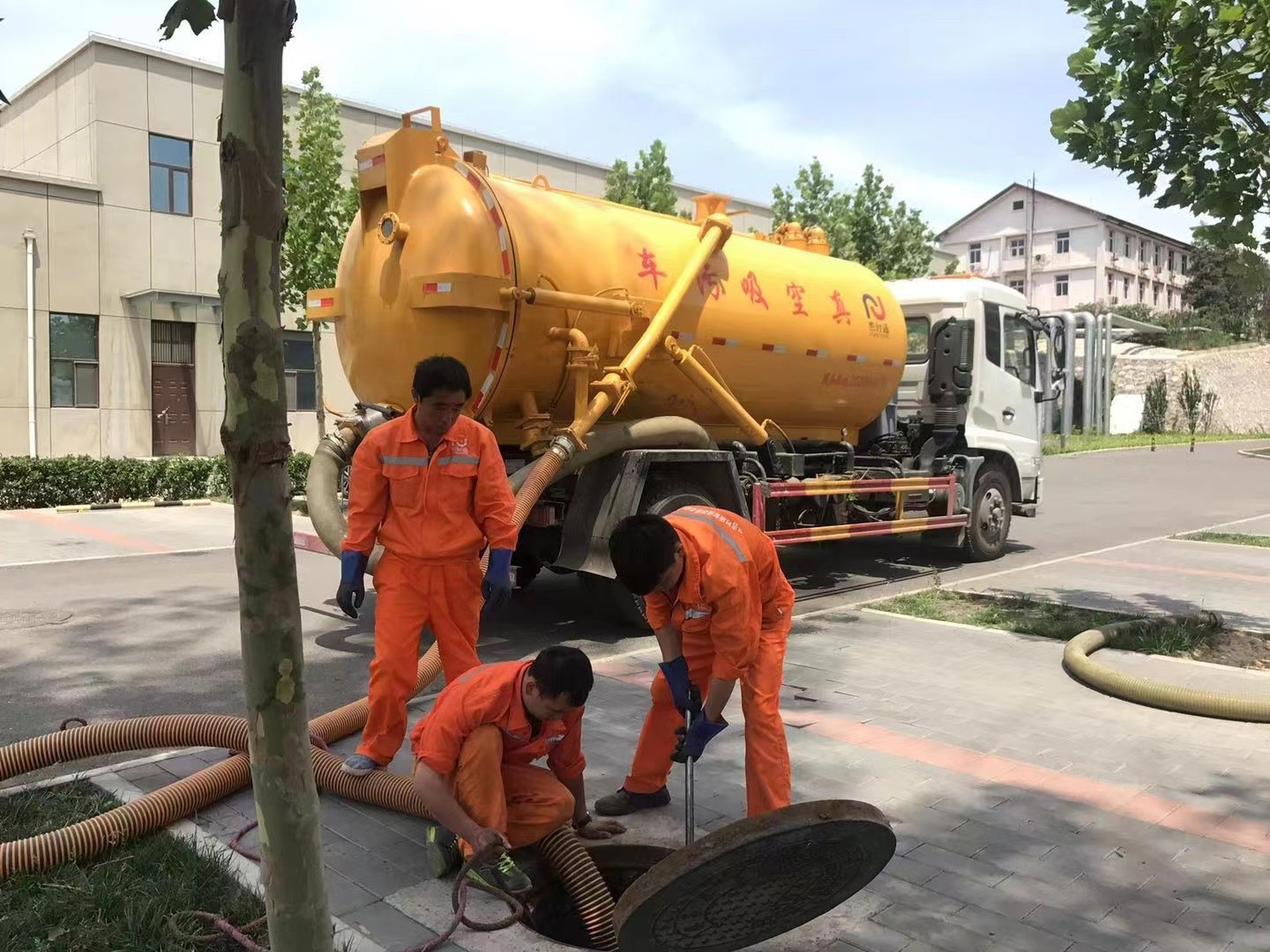 石河子乡管道疏通车停在窨井附近