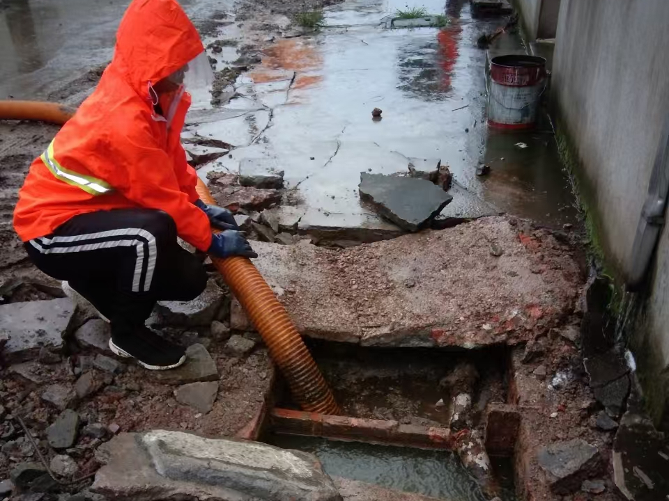 石河子乡专业清理污水池 炜誉市政以规范流程守护城市 “肠道”